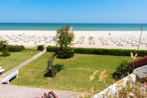 SE013 - Senigallia, ampio monolocale fronte mare al residence Piramidi